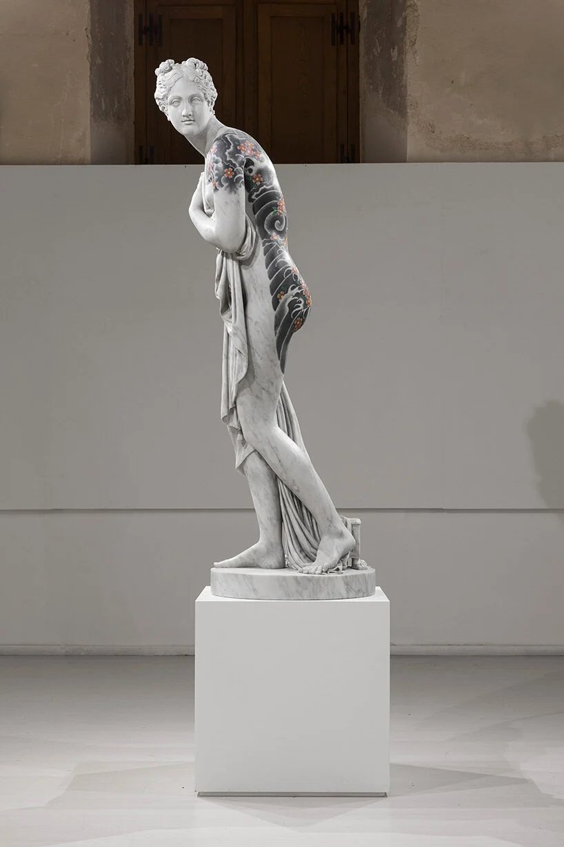 法比奥·维亚莱 (Fabio Viale) 在托斯卡纳小镇彼得拉桑塔设置了纹身和雕刻的大理石雕塑