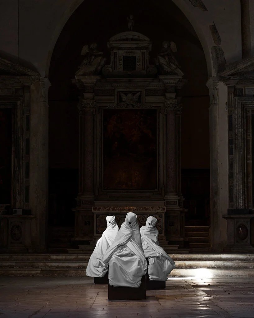 法比奥·维亚莱 (Fabio Viale) 在托斯卡纳小镇彼得拉桑塔设置了纹身和雕刻的大理石雕塑