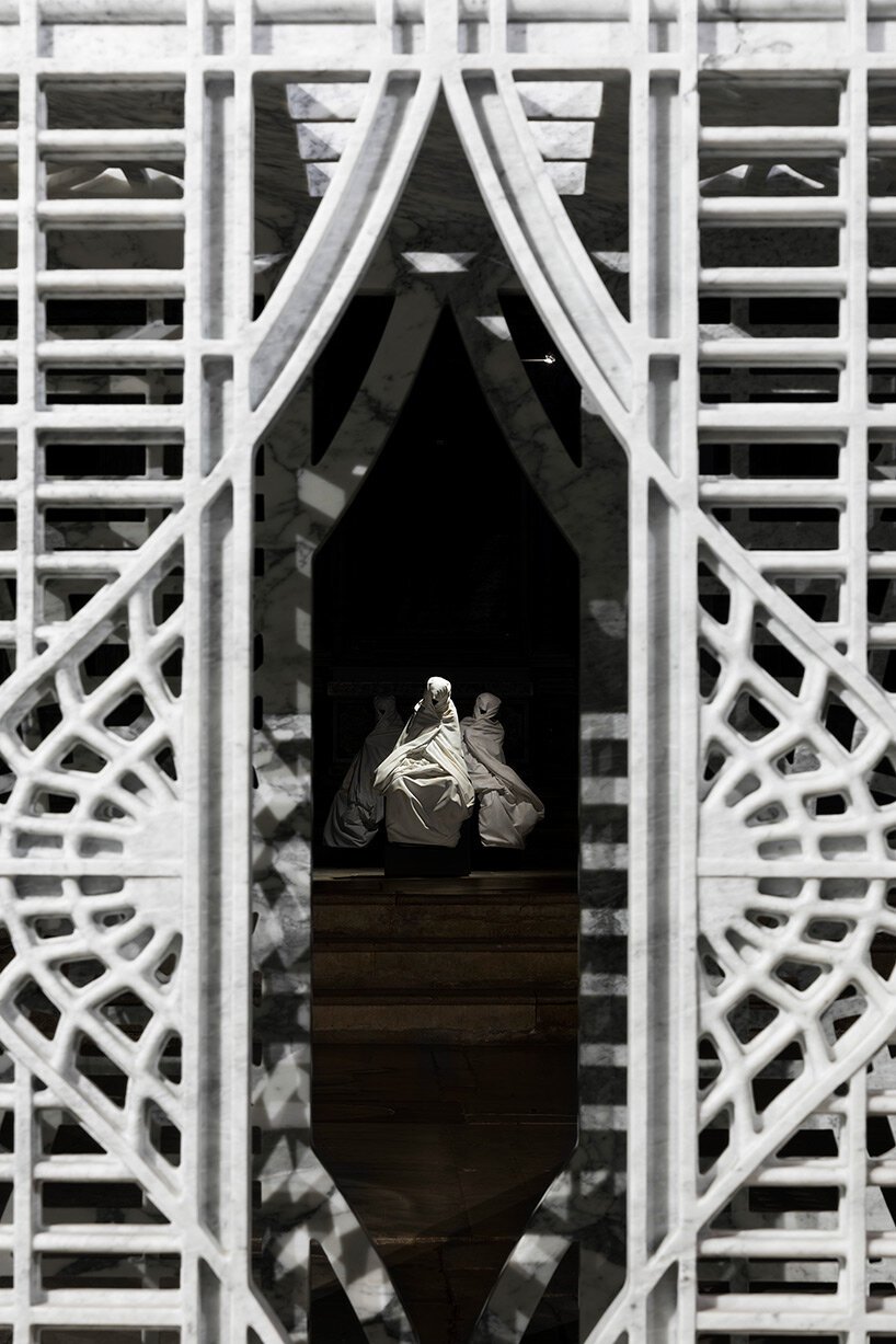 法比奥·维亚莱 (Fabio Viale) 在托斯卡纳小镇彼得拉桑塔设置了纹身和雕刻的大理石雕塑