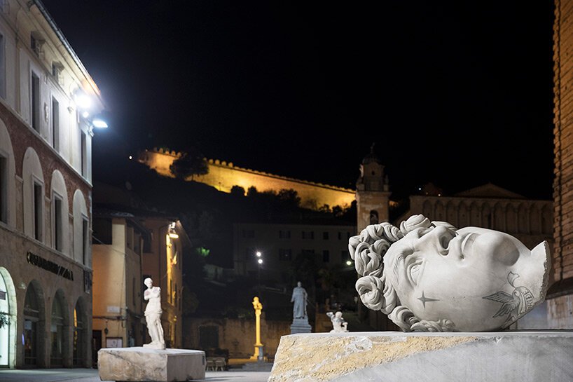 法比奥·维亚莱 (Fabio Viale) 在托斯卡纳小镇彼得拉桑塔设置了纹身和雕刻的大理石雕塑