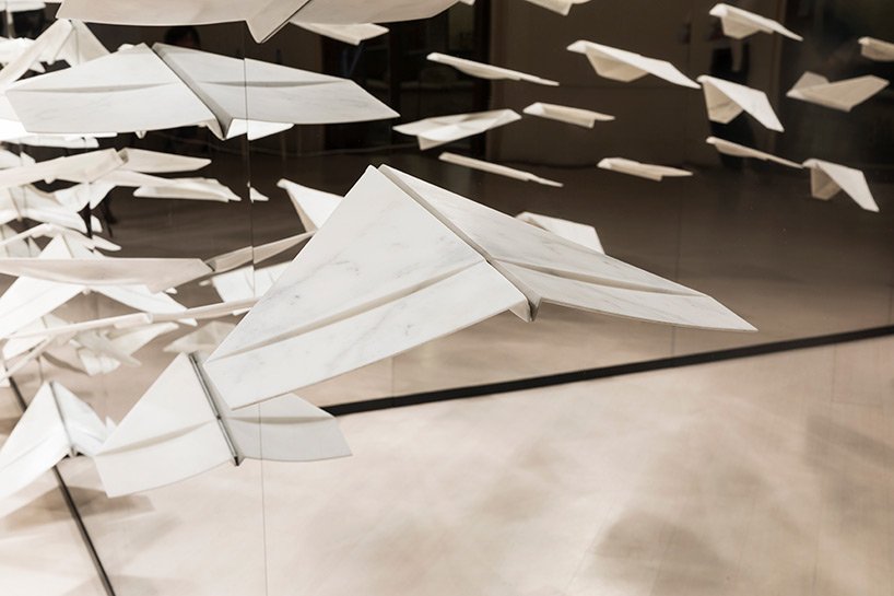 法比奥·维亚莱 (Fabio Viale) 在托斯卡纳小镇彼得拉桑塔设置了纹身和雕刻的大理石雕塑