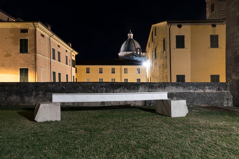 法比奥·维亚莱 (Fabio Viale) 在托斯卡纳小镇彼得拉桑塔设置了纹身和雕刻的大理石雕塑