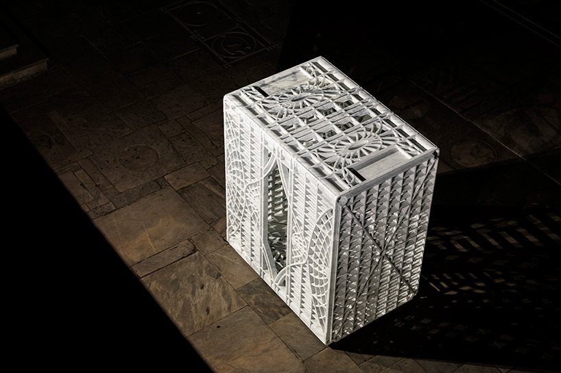 法比奥·维亚莱 (Fabio Viale) 在托斯卡纳小镇彼得拉桑塔设置了纹身和雕刻的大理石雕塑