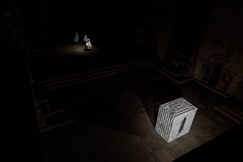 法比奥·维亚莱 (Fabio Viale) 在托斯卡纳小镇彼得拉桑塔设置了纹身和雕刻的大理石雕塑