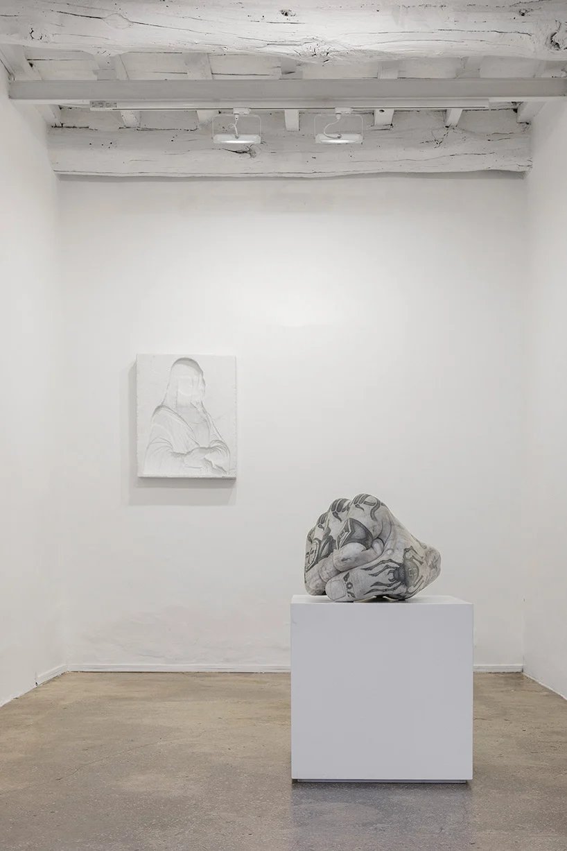 法比奥·维亚莱 (Fabio Viale) 在托斯卡纳小镇彼得拉桑塔设置了纹身和雕刻的大理石雕塑