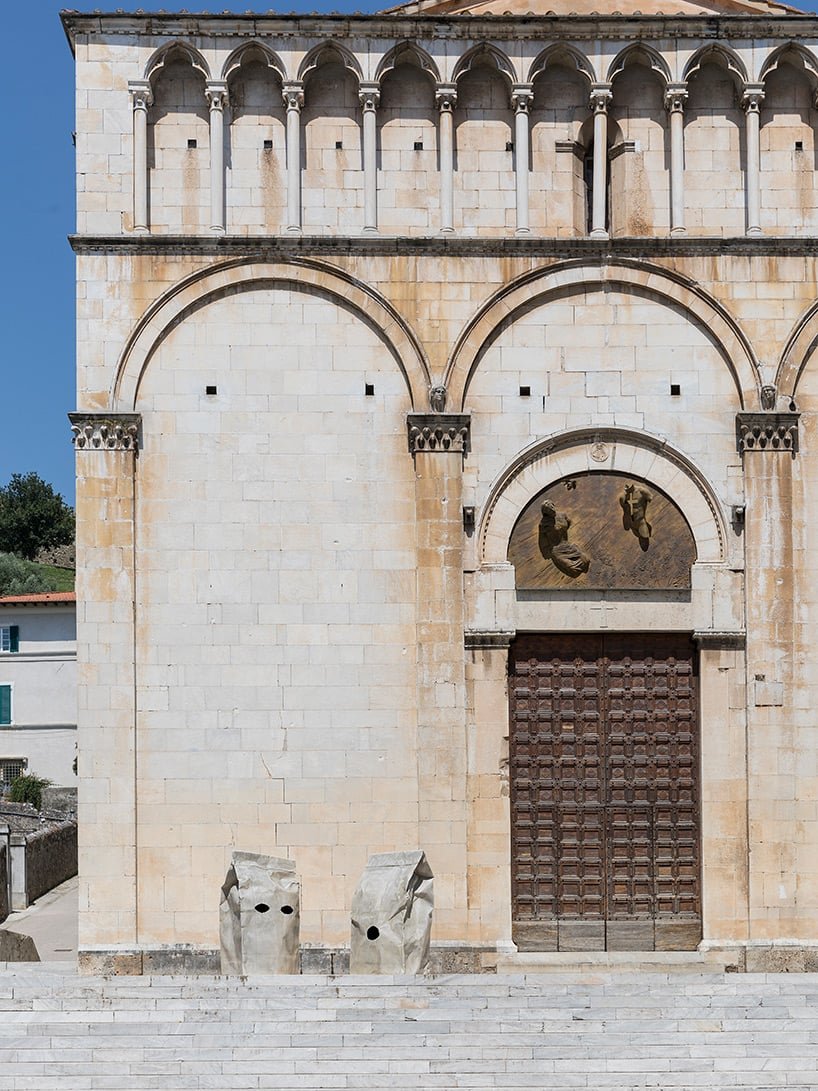 法比奥·维亚莱 (Fabio Viale) 在托斯卡纳小镇彼得拉桑塔设置了纹身和雕刻的大理石雕塑