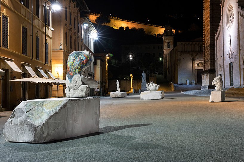 法比奥·维亚莱 (Fabio Viale) 在托斯卡纳小镇彼得拉桑塔设置了纹身和雕刻的大理石雕塑