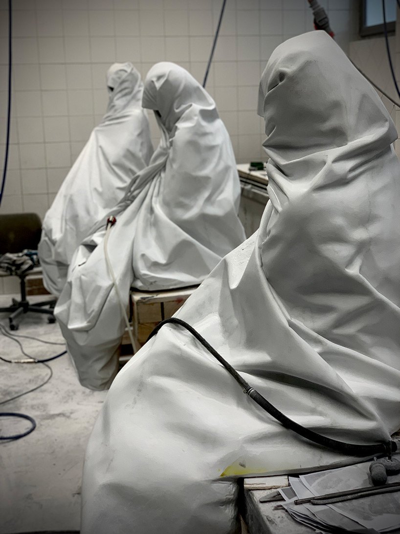 法比奥·维亚莱 (Fabio Viale) 在托斯卡纳小镇彼得拉桑塔设置了纹身和雕刻的大理石雕塑