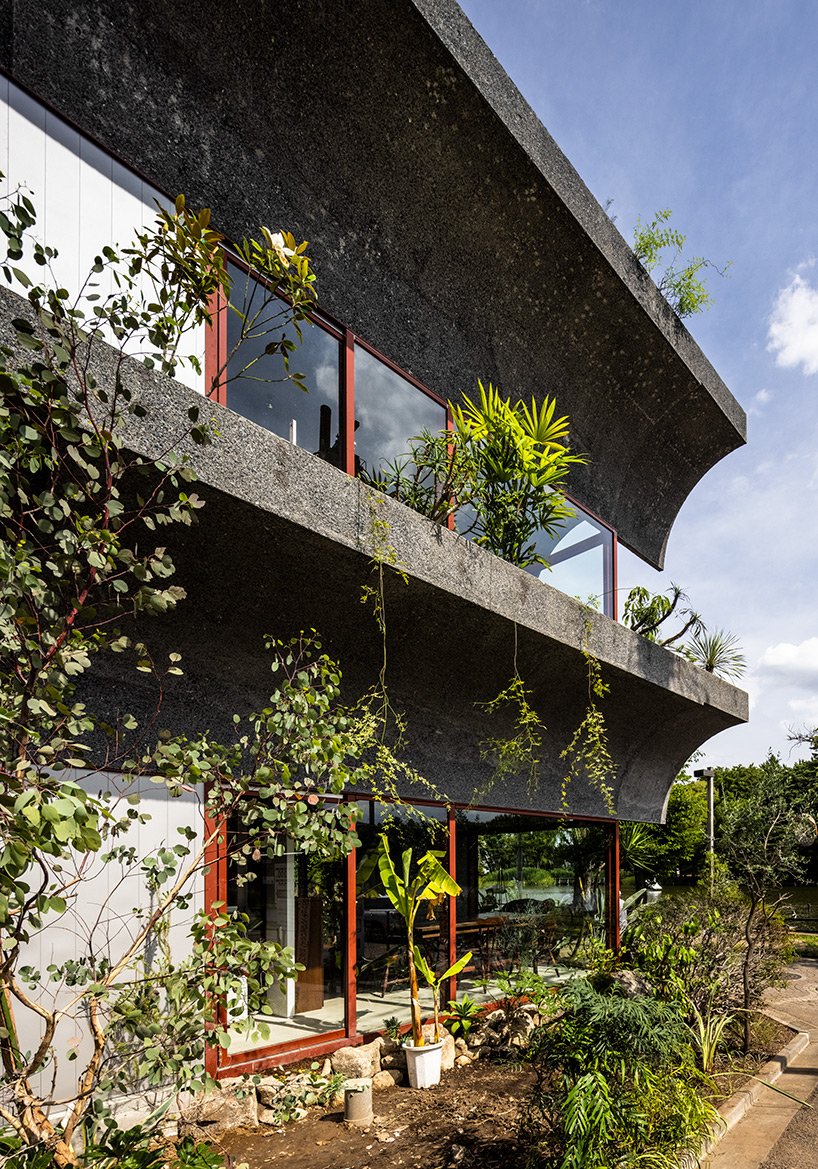 kiyoaki Takeda 位于东京的“鹤冈”住宅与自然融为一体,欢迎人类和野生动物 kiyoaki Takeda 位于东京的“鹤冈”住宅与自然融为一体,欢迎人类和野生动物