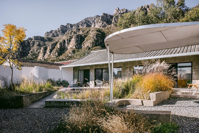 YES.ARCH 在中国围绕“双花园”庭院塑造了这座小酒店