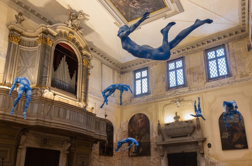 乌戈·罗迪诺 (ugo Rondinone) 将人间云朵、镀金的太阳和色彩缤纷、燃尽的蜡烛带到威尼斯