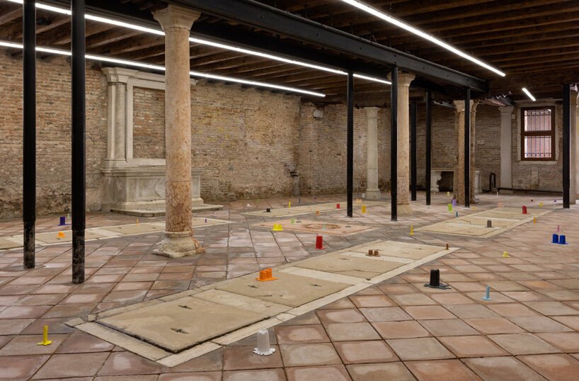 乌戈·罗迪诺 (ugo Rondinone) 将人间云朵、镀金的太阳和色彩缤纷、燃尽的蜡烛带到威尼斯