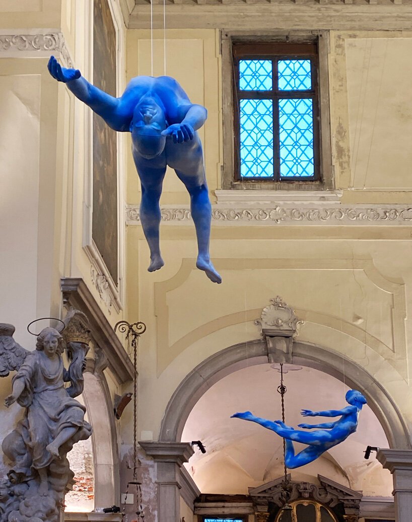 乌戈·罗迪诺 (ugo Rondinone) 将人间云朵、镀金的太阳和色彩缤纷、燃尽的蜡烛带到威尼斯