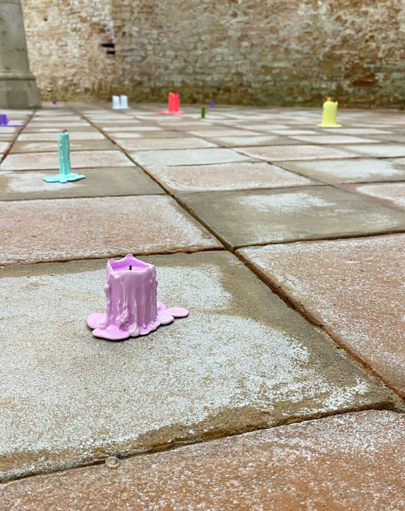 乌戈·罗迪诺 (ugo Rondinone) 将人间云朵、镀金的太阳和色彩缤纷、燃尽的蜡烛带到威尼斯