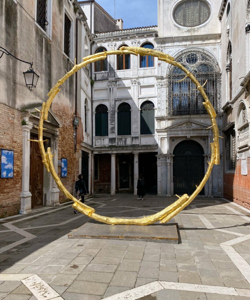 乌戈·罗迪诺 (ugo Rondinone) 将人间云朵、镀金的太阳和色彩缤纷、燃尽的蜡烛带到威尼斯