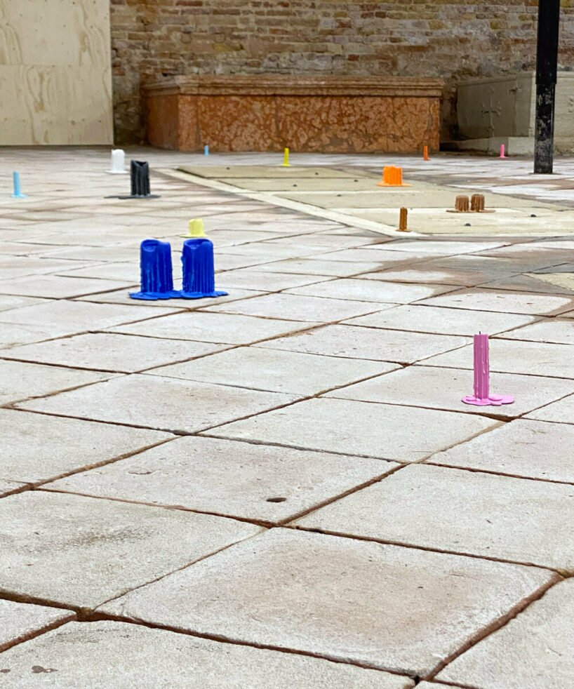 乌戈·罗迪诺 (ugo Rondinone) 将人间云朵、镀金的太阳和色彩缤纷、燃尽的蜡烛带到威尼斯