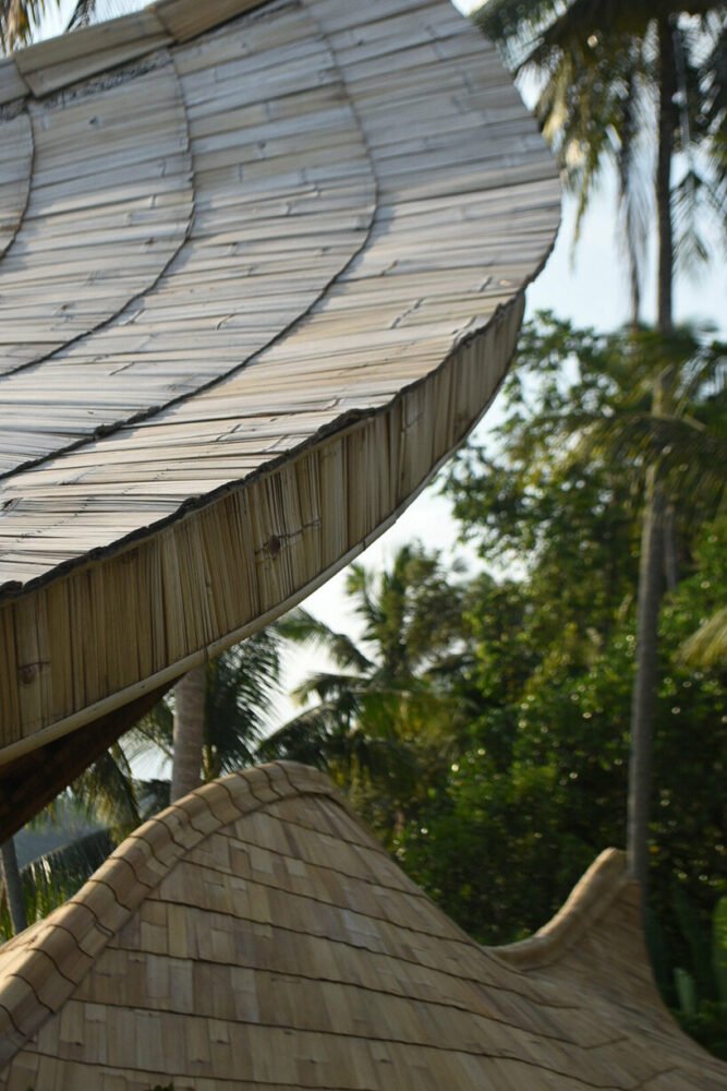 巴勃罗·卢纳（pablo luna）在巴厘岛郁郁葱葱的丛林中设计了椭圆形茶馆，上面有起伏的竹制天篷