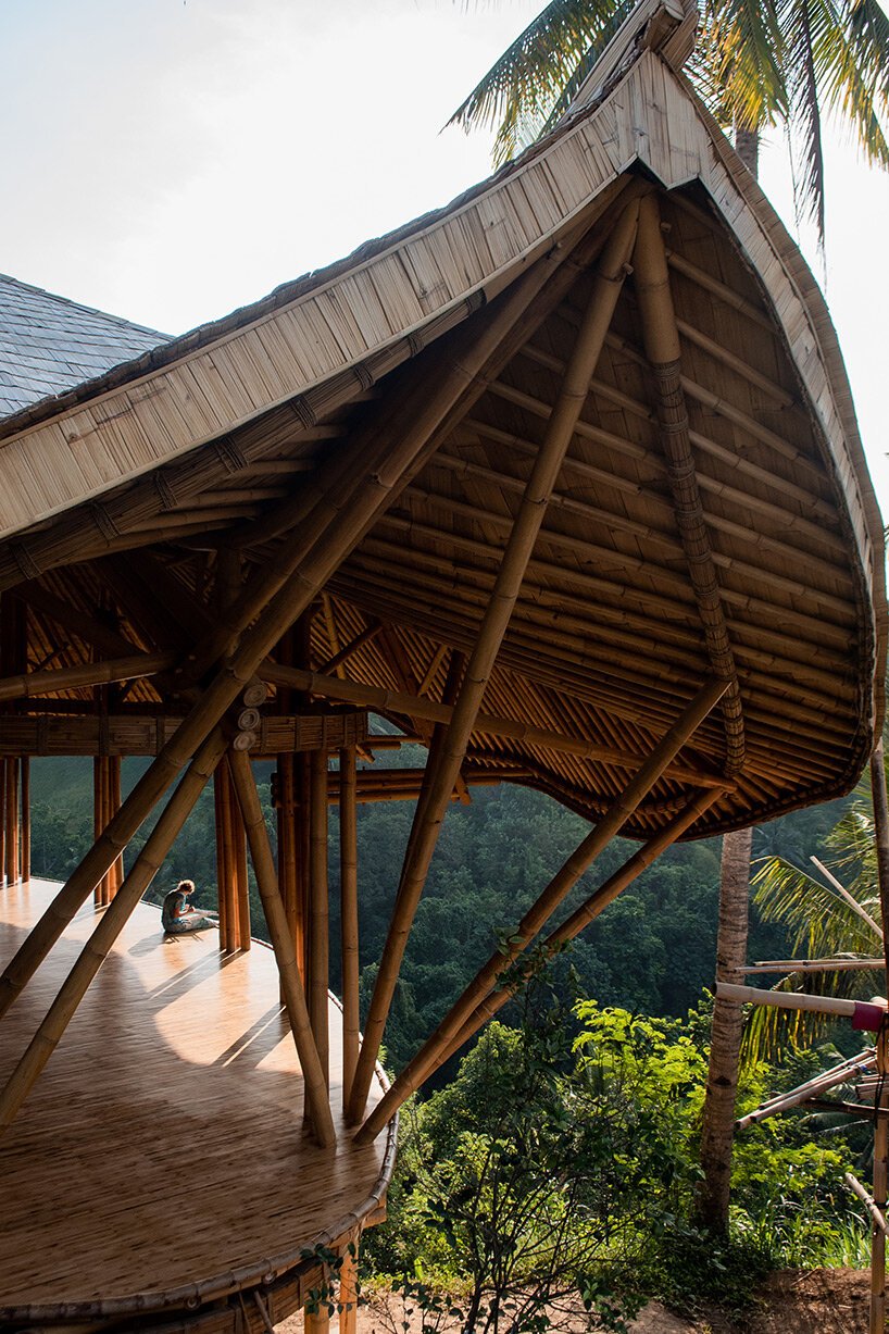 巴勃罗·卢纳（pablo luna）在巴厘岛郁郁葱葱的丛林中设计了椭圆形茶馆，上面有起伏的竹制天篷