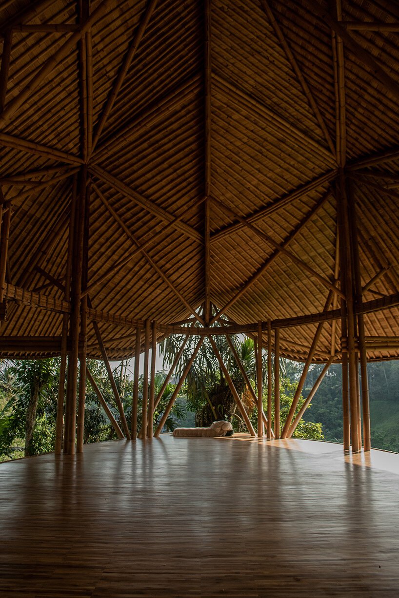 巴勃罗·卢纳（pablo luna）在巴厘岛郁郁葱葱的丛林中设计了椭圆形茶馆，上面有起伏的竹制天篷