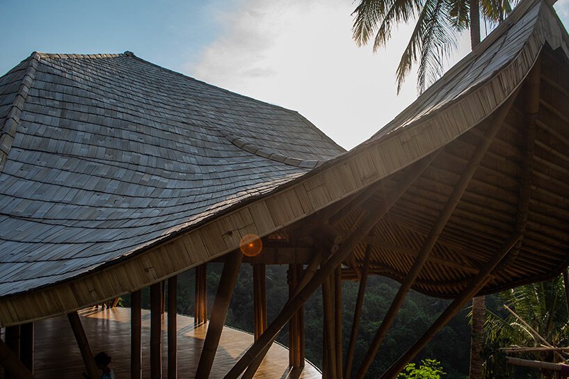 巴勃罗·卢纳（pablo luna）在巴厘岛郁郁葱葱的丛林中设计了椭圆形茶馆，上面有起伏的竹制天篷