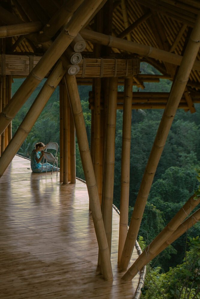 巴勃罗·卢纳（pablo luna）在巴厘岛郁郁葱葱的丛林中设计了椭圆形茶馆，上面有起伏的竹制天篷