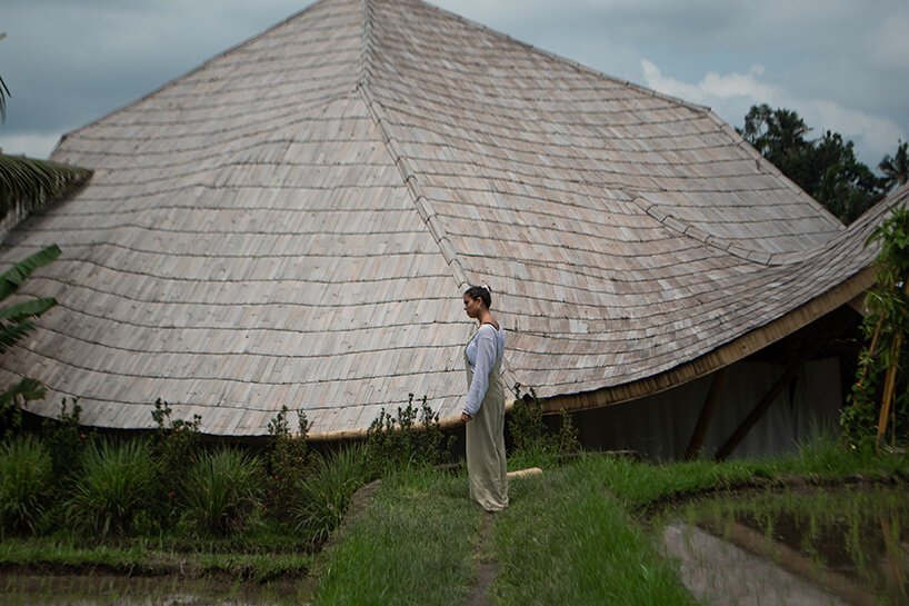 巴勃罗·卢纳（pablo luna）在巴厘岛郁郁葱葱的丛林中设计了椭圆形茶馆，上面有起伏的竹制天篷