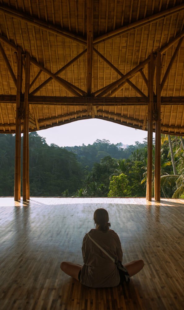 巴勃罗·卢纳（pablo luna）在巴厘岛郁郁葱葱的丛林中设计了椭圆形茶馆，上面有起伏的竹制天篷