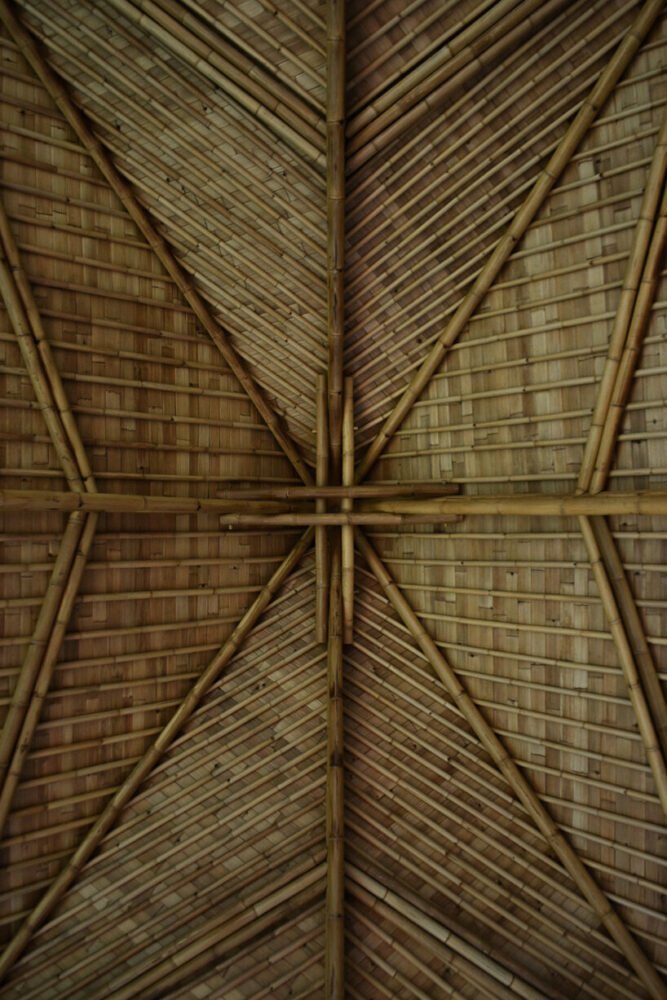 巴勃罗·卢纳（pablo luna）在巴厘岛郁郁葱葱的丛林中设计了椭圆形茶馆，上面有起伏的竹制天篷