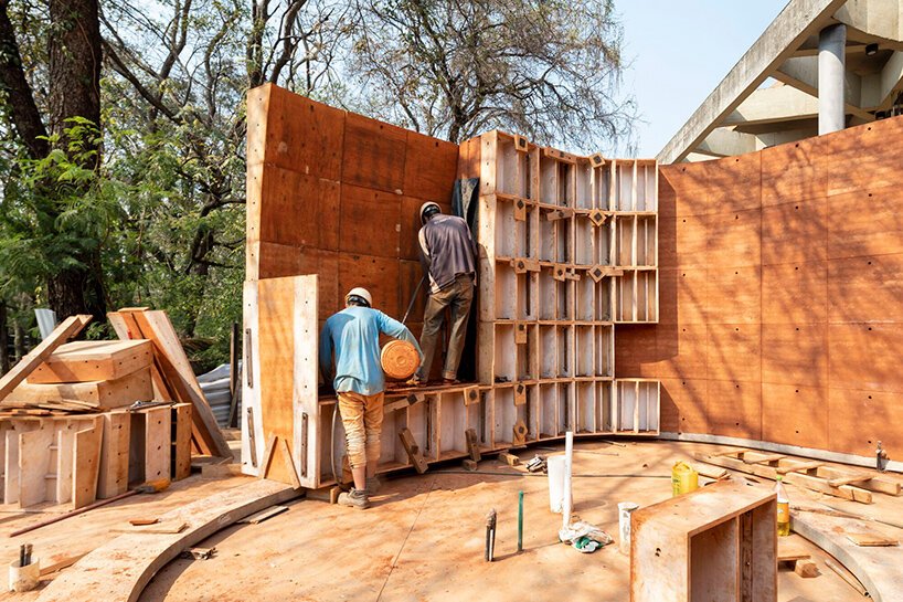 巴拉圭亚松森大学的这些厕所是一群夯土巨石