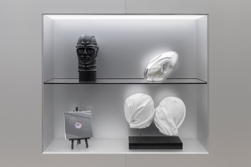 无用的尸体？Elmgreen & Dragset 展览在米兰普拉达基金会开幕