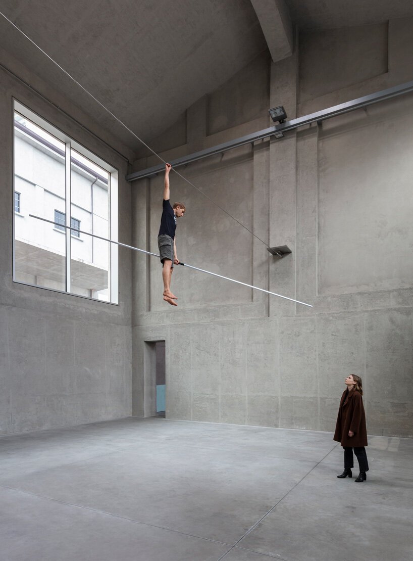 无用的尸体？Elmgreen & Dragset 展览在米兰普拉达基金会开幕