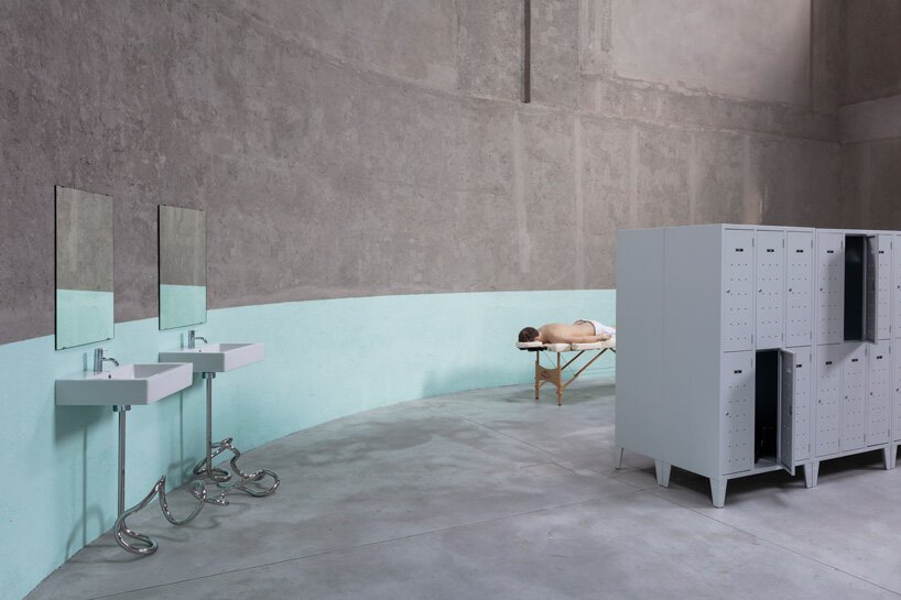 无用的尸体？Elmgreen & Dragset 展览在米兰普拉达基金会开幕