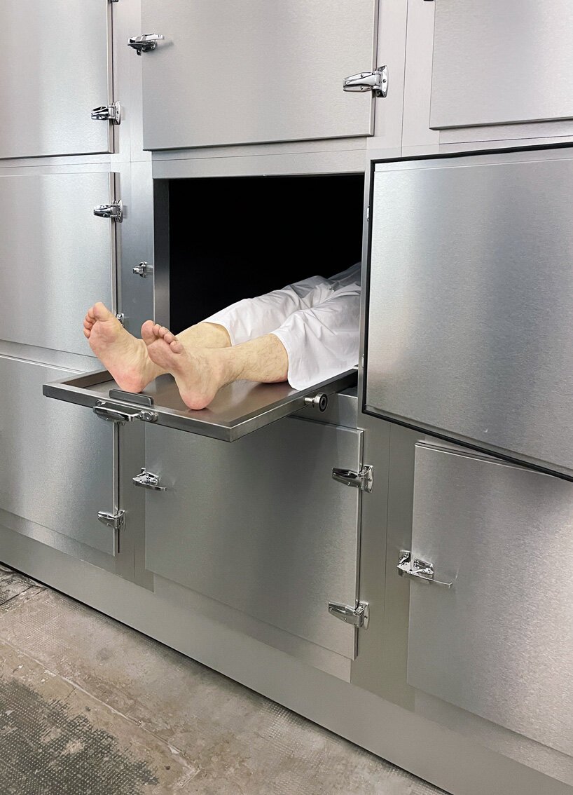 无用的尸体？Elmgreen & Dragset 展览在米兰普拉达基金会开幕