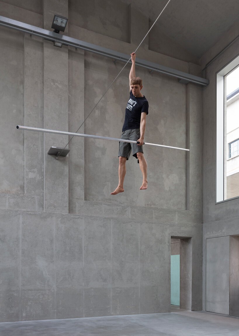 无用的尸体？Elmgreen & Dragset 展览在米兰普拉达基金会开幕