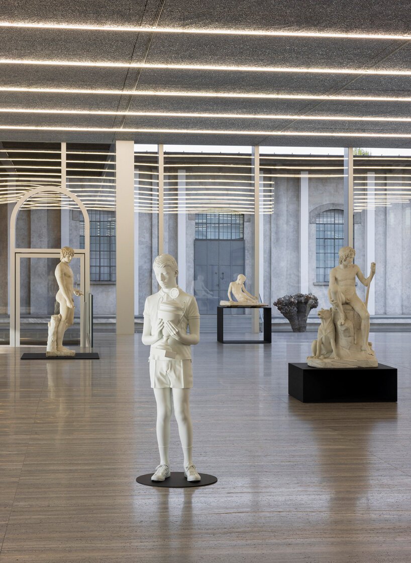 无用的尸体？Elmgreen & Dragset 展览在米兰普拉达基金会开幕