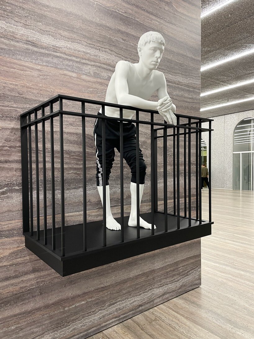 无用的尸体？Elmgreen & Dragset 展览在米兰普拉达基金会开幕