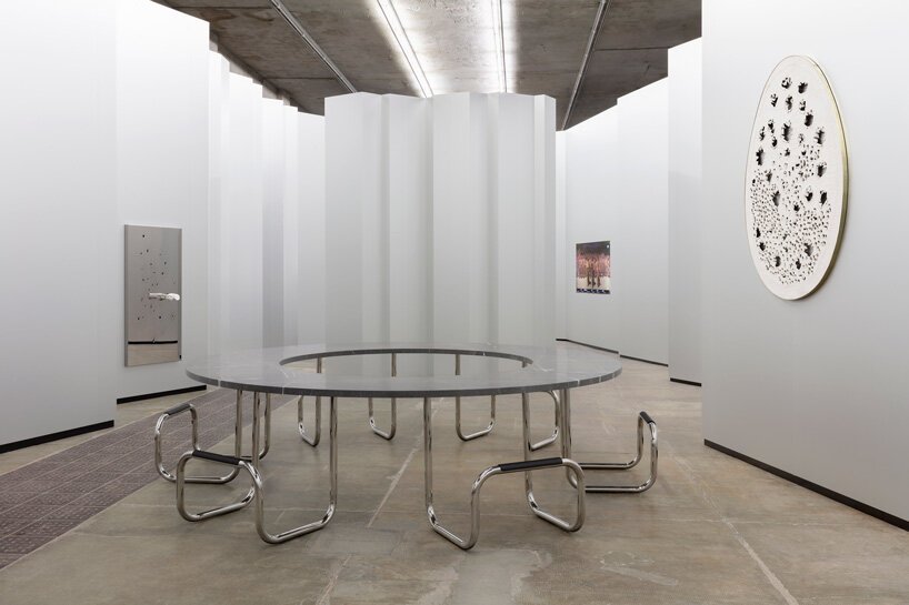 无用的尸体？Elmgreen & Dragset 展览在米兰普拉达基金会开幕