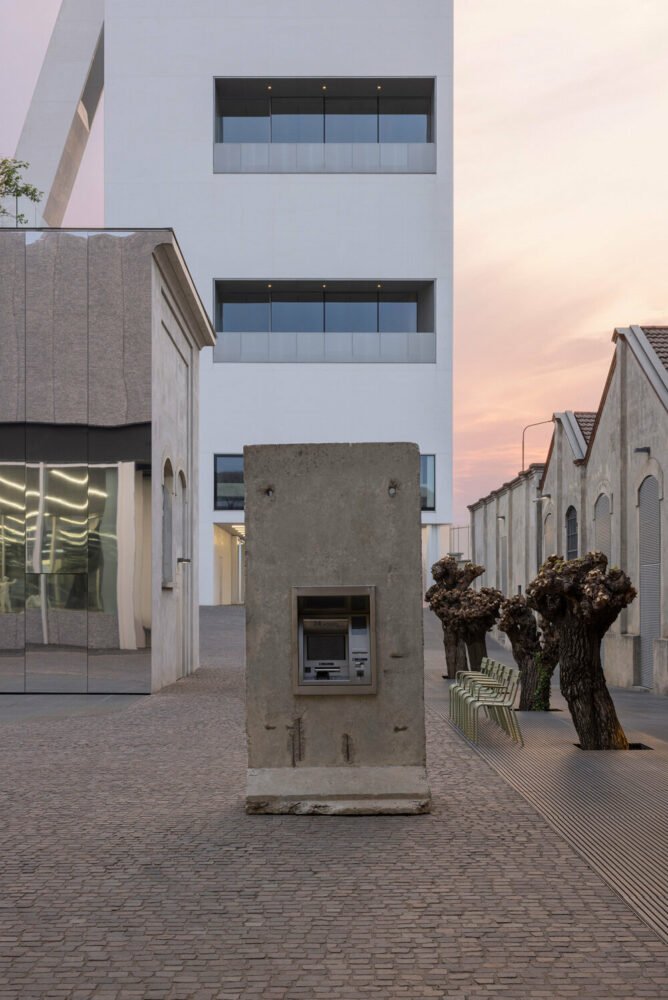 无用的尸体？Elmgreen & Dragset 展览在米兰普拉达基金会开幕