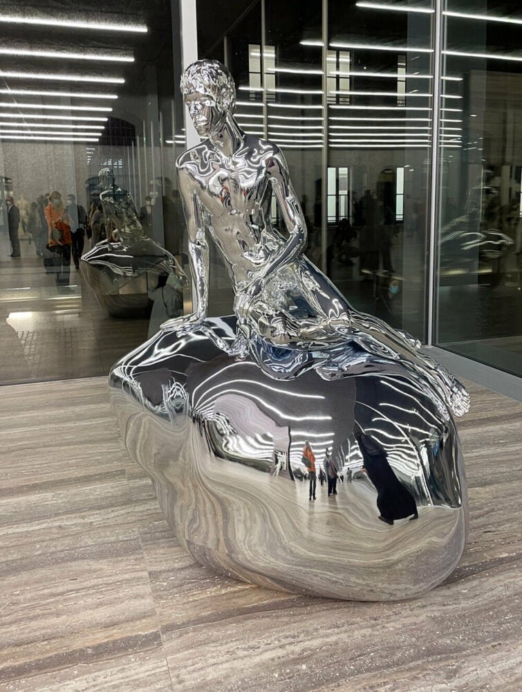 无用的尸体？Elmgreen & Dragset 展览在米兰普拉达基金会开幕