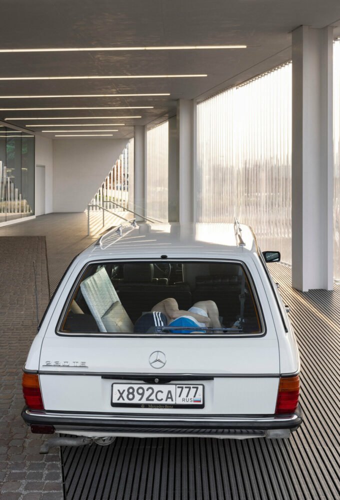 无用的尸体？Elmgreen & Dragset 展览在米兰普拉达基金会开幕