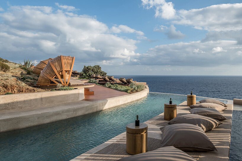 健康酒店“acro suites”占据了克里特岛沿海悬崖上的洞穴