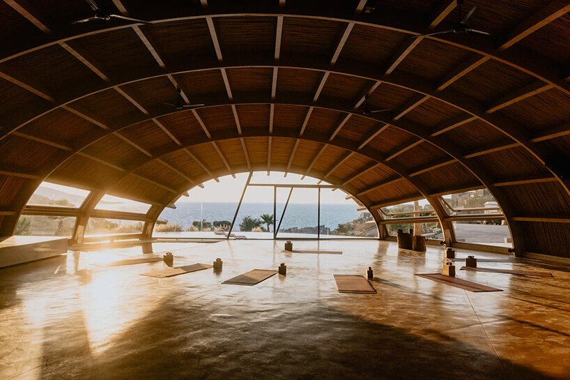 健康酒店“acro suites”占据了克里特岛沿海悬崖上的洞穴