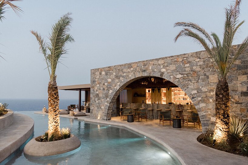 健康酒店“acro suites”占据了克里特岛沿海悬崖上的洞穴