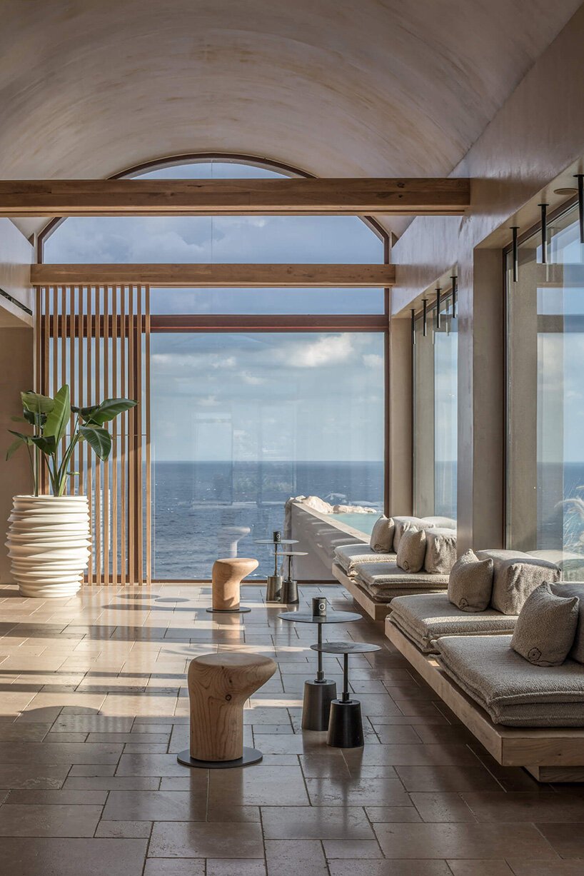 健康酒店“acro suites”占据了克里特岛沿海悬崖上的洞穴