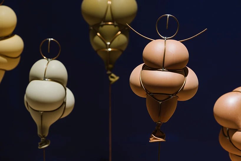 短暂的乳胶和铜雕塑重新诠释了史前维纳斯雕像