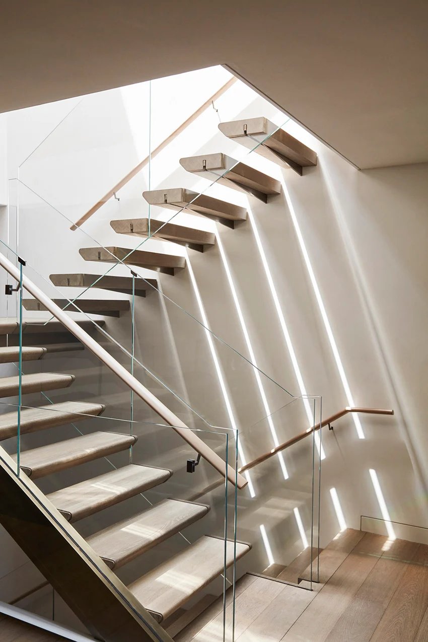 SKOLNICK 将纽约市一栋 1830 年代的联排别墅改造成光线充足的“垂直阁楼”