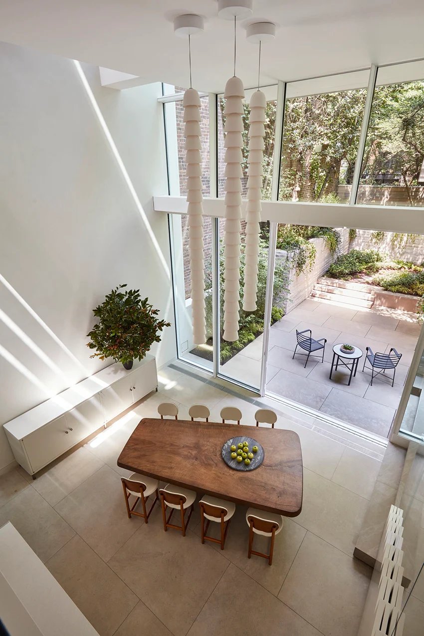 SKOLNICK 将纽约市一栋 1830 年代的联排别墅改造成光线充足的“垂直阁楼”