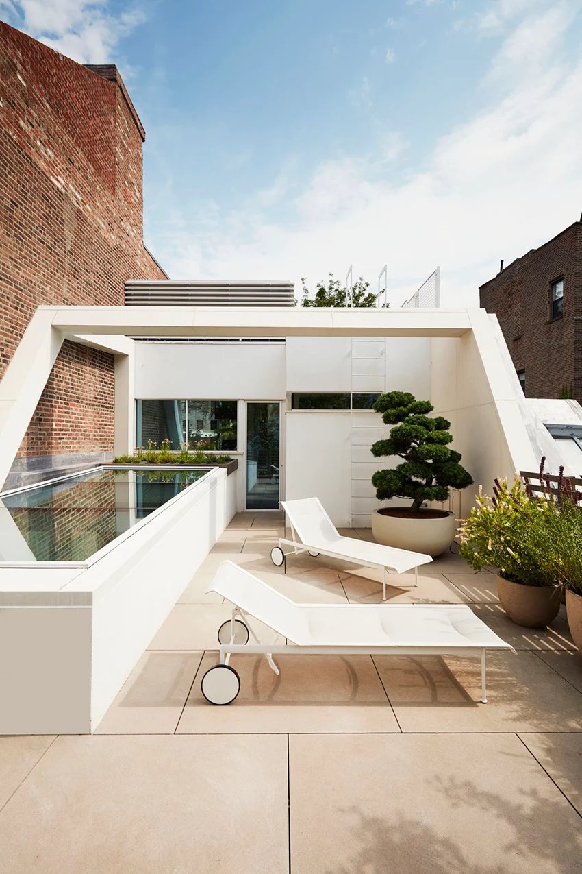 SKOLNICK 将纽约市一栋 1830 年代的联排别墅改造成光线充足的“垂直阁楼”