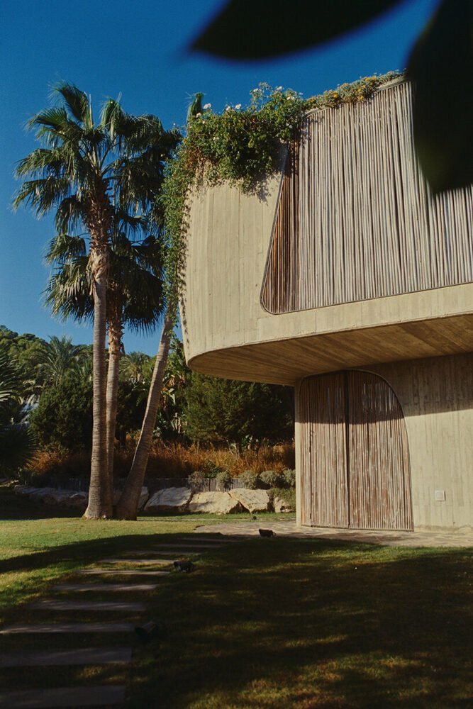 david altrath 拍摄的“地中海别墅”透过竹屏凝视伊比萨岛