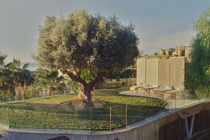 david altrath 拍摄的“地中海别墅”透过竹屏凝视伊比萨岛